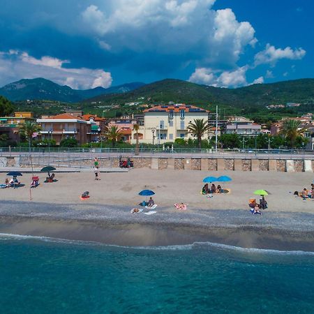 Residence Villa Carmen Fronte Mare A 50 Mt Пиетра Лигуре Екстериор снимка