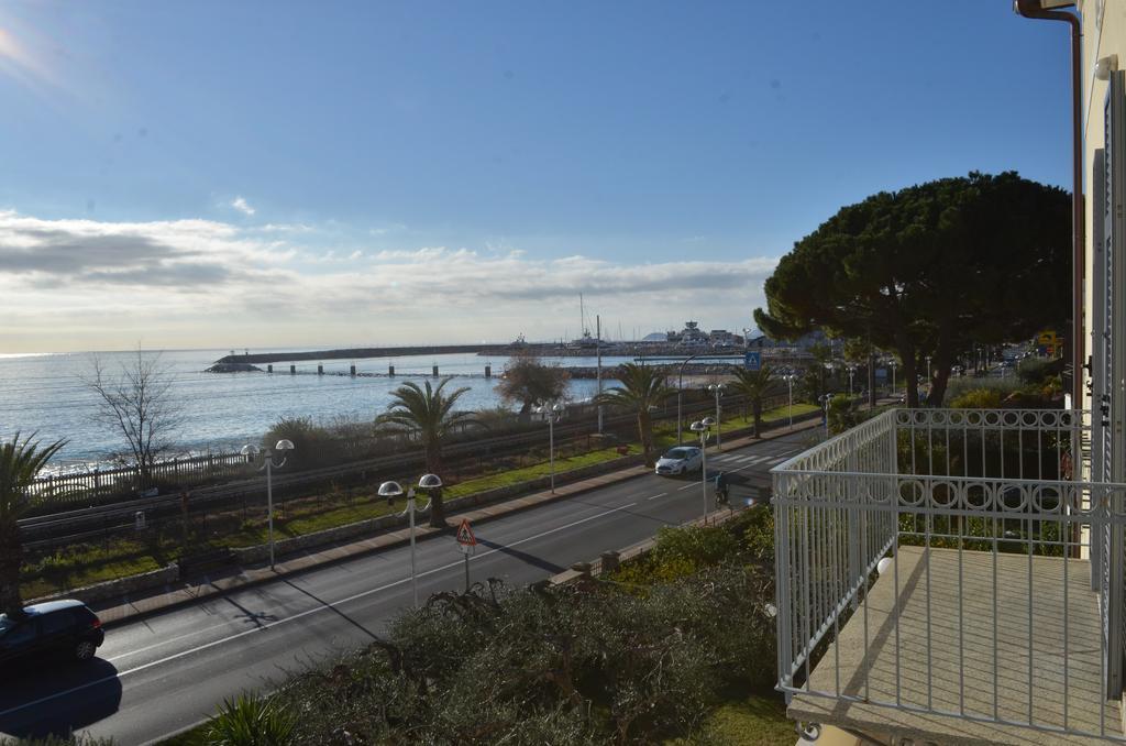Residence Villa Carmen Fronte Mare A 50 Mt Пиетра Лигуре Екстериор снимка