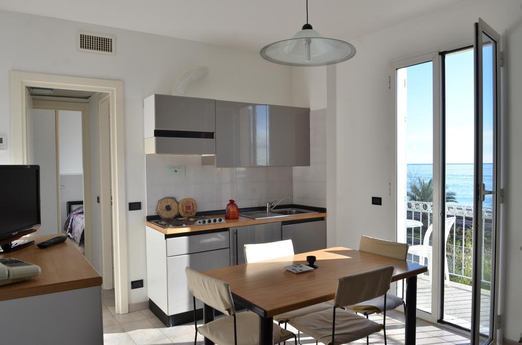 Residence Villa Carmen Fronte Mare A 50 Mt Пиетра Лигуре Екстериор снимка