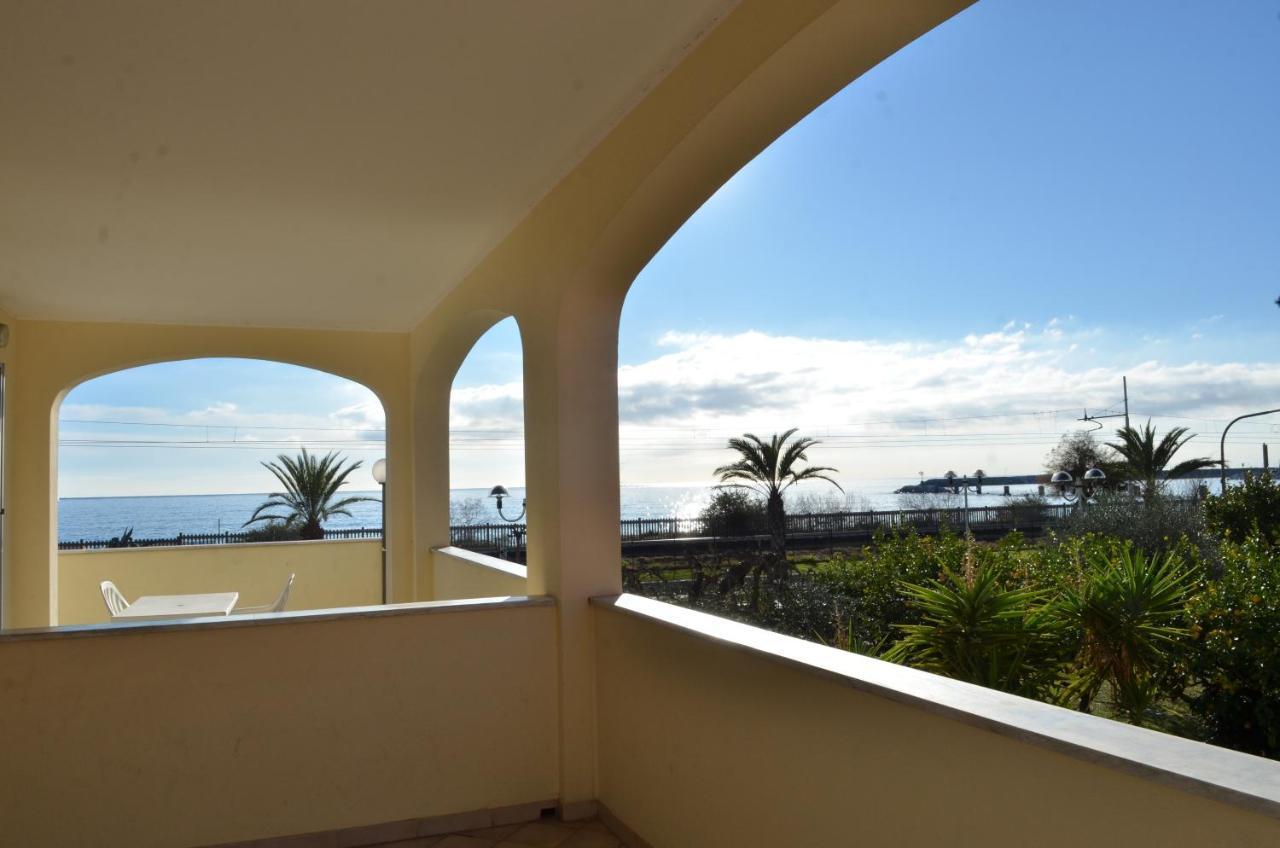 Residence Villa Carmen Fronte Mare A 50 Mt Пиетра Лигуре Екстериор снимка